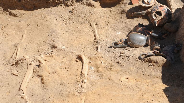 Un squelette de femme et de nombreuses amphores découvertes dans les ruines de Pompéi en 2015
