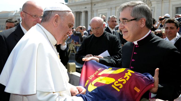 Le pape François reçoit le maillot de Lionel Messi à Barcelone en 2013