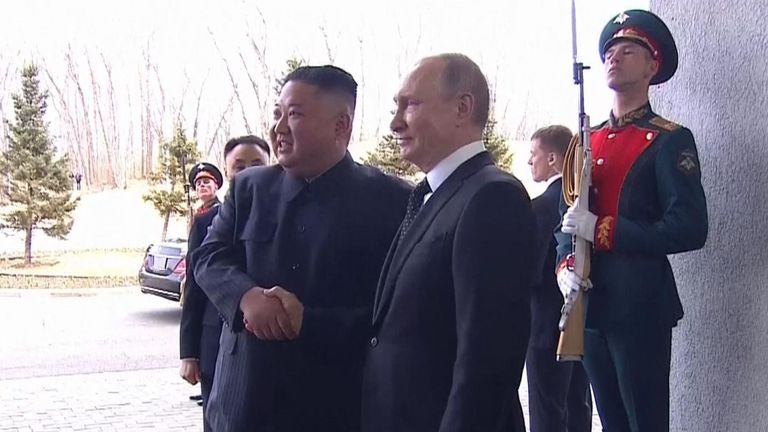 La première rencontre historique entre Kim Jong Un et Vladimir Poutine