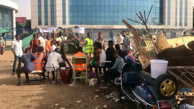 Barricades sur le site de la manifestation, qui appelle à ce que le pouvoir soit remis au peuple soudanais