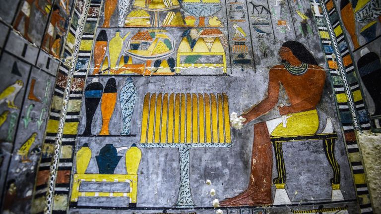Une partie de la conception a été inspirée par les pyramides royales de la cinquième dynastie