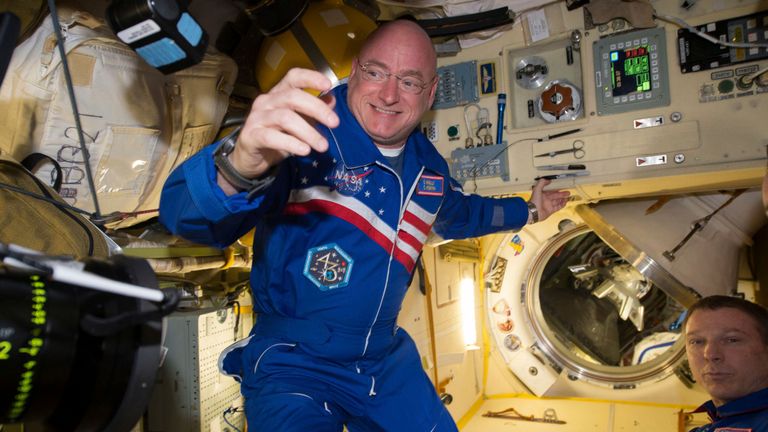 L'astronaute de la NASA Scott Kelly est présenté avec l'ingénieur de vol Sergey Volkov (R) de la Station spatiale internationale dans cette image de la NASA publiée le 29 février 2016. L'astronaute de la NASA Scott Kelly, qui revient le 2 mars 2016 après près d'un an à bord de l'International Space La station de radio, a déclaré jeudi que le secret pour supporter le vol spatial le plus long des États-Unis consiste à marquer des jalons individuels, et non des jours de décalage dans le calendrier.