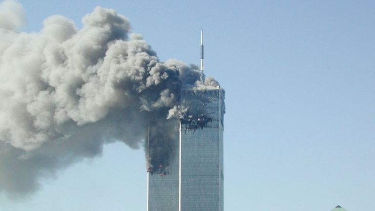394261 06: De la fumée s'échappe du World Trade Center après avoir été touchée par deux avions le 11 septembre 2001 à New York. (Photo de Fabina Sbina / Hugh Zareasky / Getty Images)