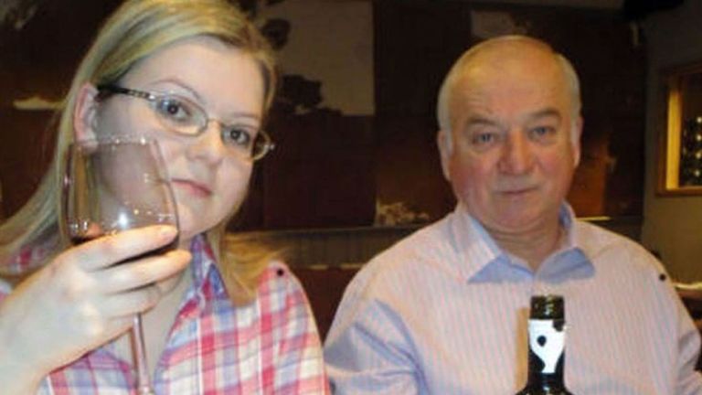 Sergueï et Yulia Skripal ont été attaquées à Novichok et retrouvées affalées sur un banc à Salisbury en mars