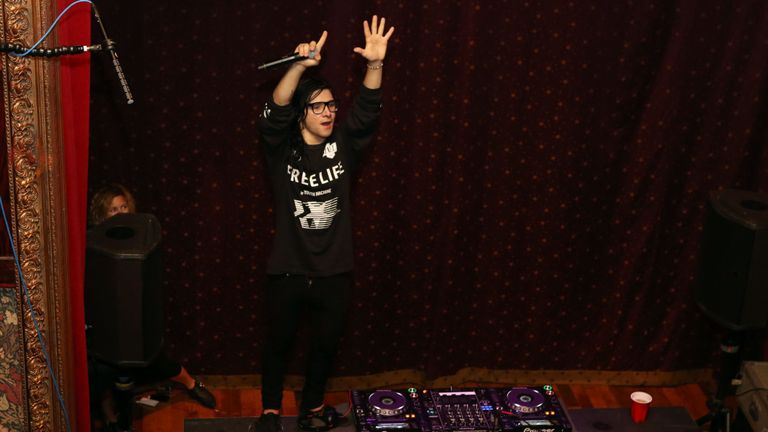 La musique de Skrillex se caractérise par des lignes de basse vibrantes et des mélodies électroniques