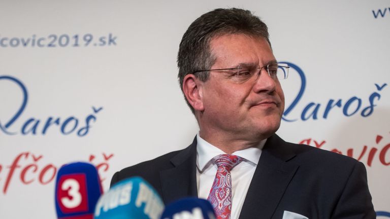 Le candidat à la présidentielle Maros Sefcovic fait une déclaration après avoir perdu au deuxième tour