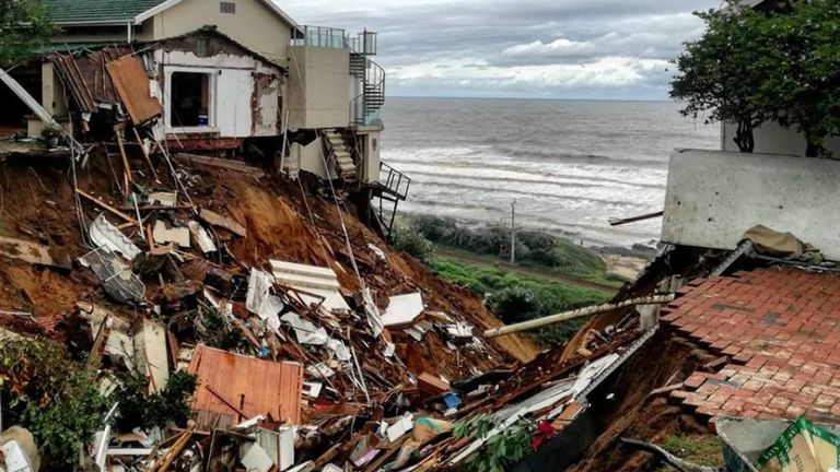 Des débris éparpillés après les inondations à Amanzimtoti, près de Durban