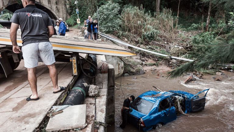 Une voiture coincée dans les eaux de crue à Chatsworth, au sud de Durban