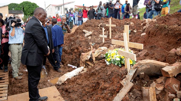 Le président Ramaphosa a déposé une couronne où certaines des victimes sont mortes