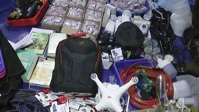 Du matériel de fabrication de bombes a été trouvé dans les raids
