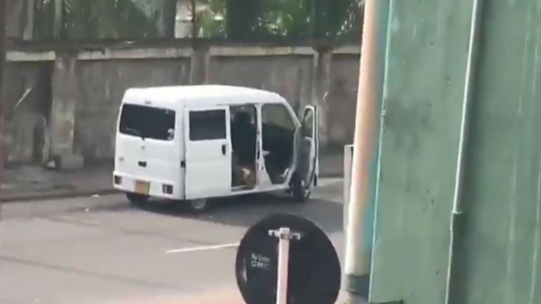 Une fourgonnette a explosé un jour après qu'une série d'explosions coordonnées a tué des centaines de personnes au Sri Lanka. Personne n'aurait été blessé