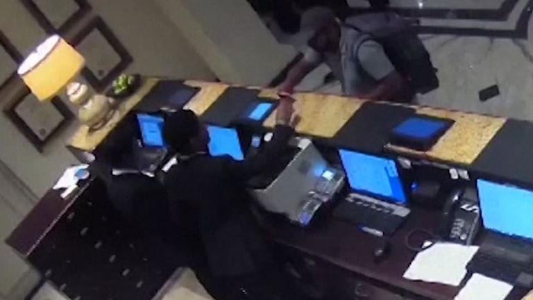La télévision en circuit fermé de l'hôtel Kingsbury de Colombo a montré le kamikaze qui entrait dans l'hôtel et le moment de l'explosion le dimanche de Pâques