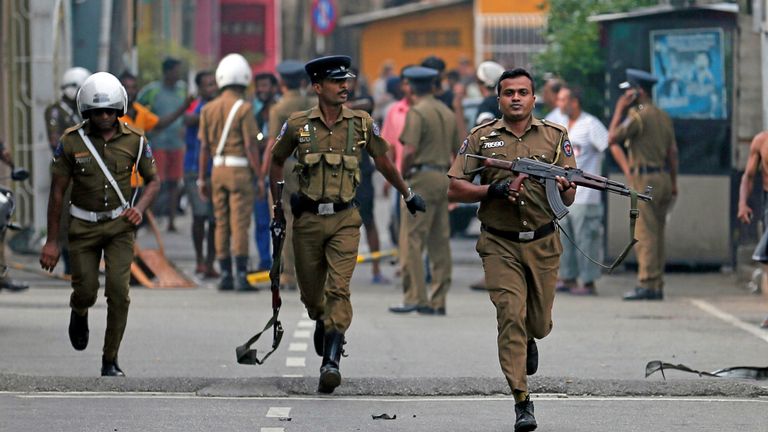 



La police sri-lankaise nettoie la zone pendant que des agents de l'escouade anti-bombes de la Force opérationnelle spéciale inspectent le site d'un fourgon explosé près d'une église attaquée hier à Colombo, au Sri Lanka, le 22 avril 2019. REUTERS / Dinuka Liyanawatte
