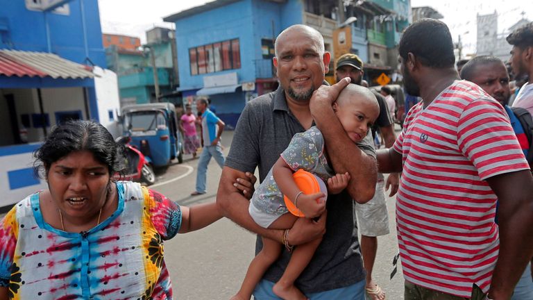 Les personnes vivant près de l'église attaquée hier quittent leurs maisons alors que l'armée tente de désamorcer une fourgonnette présumée avant qu'elle n'explose à Colombo, Sri Lanka, le 22 avril 2019. REUTERS / Dinuka Liyanawatte IMAGES TPX DU JOUR
