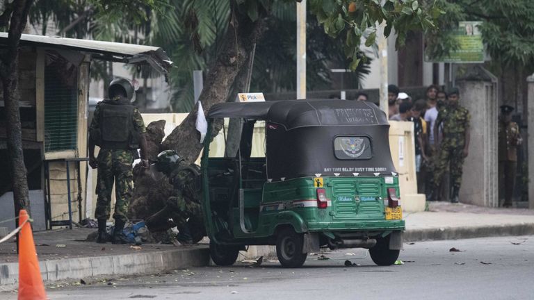 Des soldats cherchent un véhicule abandonné dans la capitale colombienne, Sri Lanka, vendredi