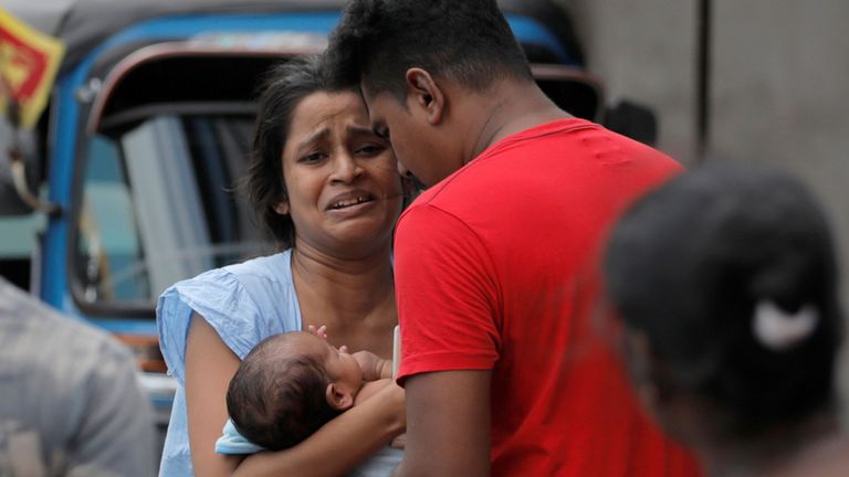 

Une femme et son nouveau-né, qui habitent près de l'église attaquée hier, quittent leur domicile alors que l'armée tente de désamorcer une fourgonnette présumée avant son explosion, à Colombo, au Sri Lanka, le 22 avril 2019. REUTERS / Dinuka Liyanawatte
