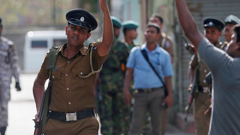 La police sri-lankaise nettoie la zone pendant que des agents de l'escouade anti-bombes de la Force opérationnelle spéciale inspectent le site d'un fourgon explosé près d'une église attaquée hier à Colombo, au Sri Lanka, le 22 avril 2019. REUTERS / Dinuka Liyanawatte