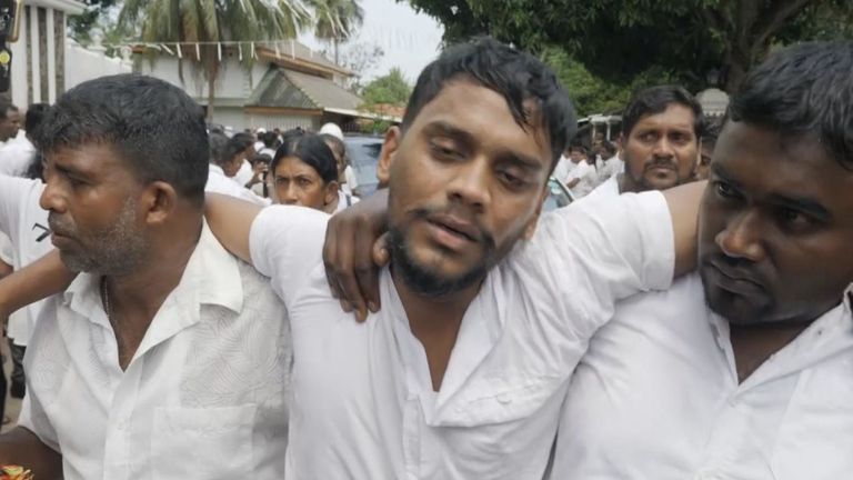 Le frère de Marious, Bimal Shashendro est apparu dans un vertige, la tête en arrière et les jambes cédant