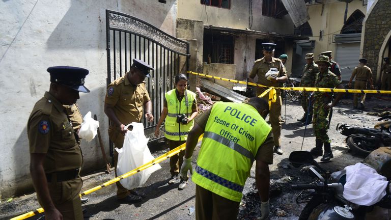 Des membres du personnel de sécurité et des enquêteurs de police sri-lankais examinent des débris à l'extérieur de l'église de Zion à la suite de l'explosion à Batticaloa, dans l'est du Sri Lanka, le 21 avril 2019.