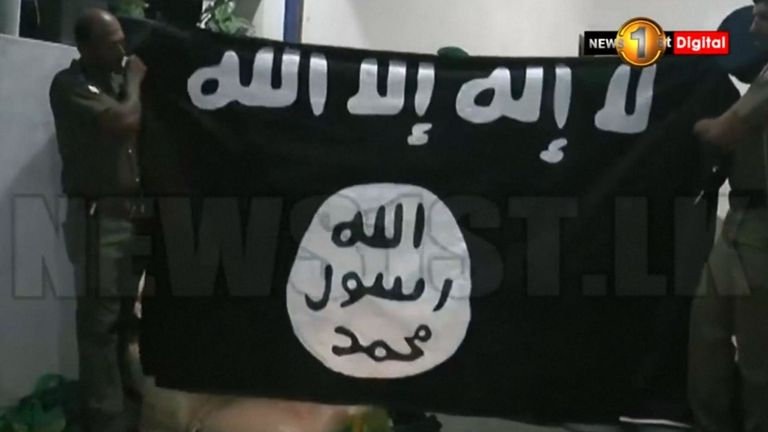 Un drapeau trouvé dans une fabrique de bombe présumée