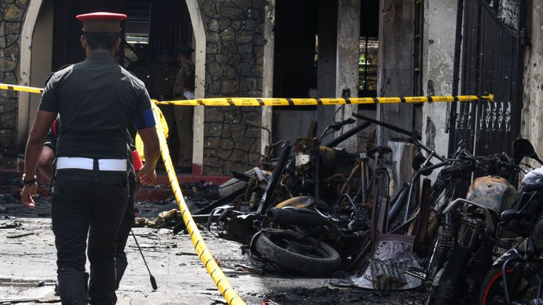 Des membres du personnel de sécurité sri-lankais marchent le 21 avril 2019 près de l'église de Zion à la suite d'une explosion à Batticaloa, dans l'est du Sri Lanka. tuant près de 160 personnes, dont des dizaines d'étrangers
