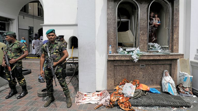 Des militaires sri-lankais protègent le sanctuaire de St Anthony à Colombo
