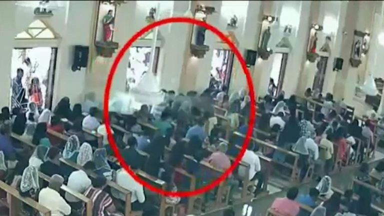 Le moment où le suspect est entré dans l'église