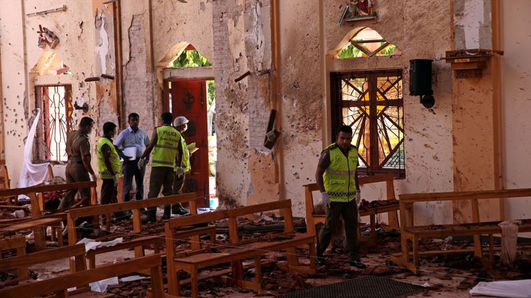 Des officiers de police travaillent sur les lieux de l'église catholique de Saint-Sébastien, à Pâques, à Negombo, au Sri Lanka, après l'explosion d'une bombe dans des églises et des hôtels de luxe 22 avril 2019