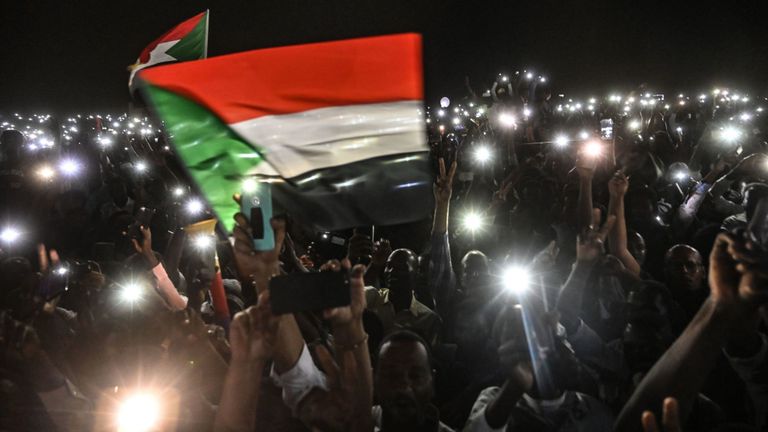 Des manifestants soudanais ouvrent les lumières de leur smartphone lors d'une manifestation devant le siège de l'armée à Khartoum, la capitale, le 21 avril 2019