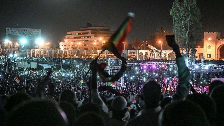 Des milliers de personnes ont manifesté nuit et jour devant le siège de l'armée