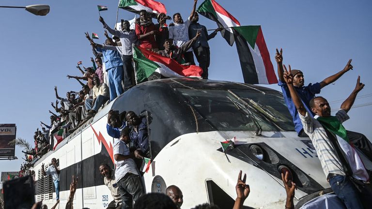 Il y avait une fête comme un train de la région où les manifestations ont commencé est arrivé à Khartoum