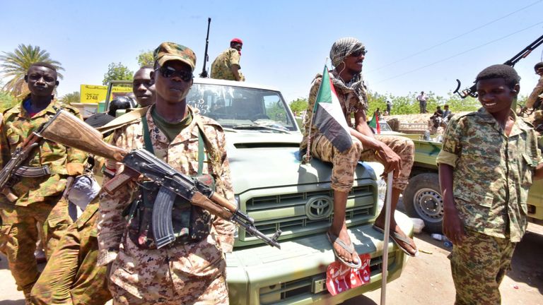Les forces armées soudanaises se rassemblent près du site d'une manifestation près du quartier général de l'armée à Khartoum, la capitale 