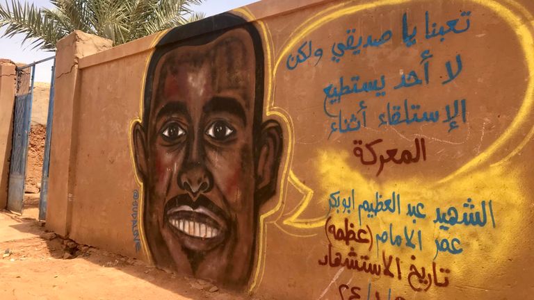 La peinture murale d'Abdulazim peinte sur un mur devant la maison familiale