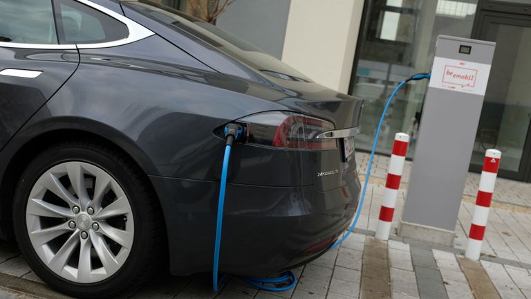 Berlin, Allemagne - 02 mars: une voiture électrique Tesla modèle S charge à une colonne de charge publique le 2 mars 2019 à Berlin, en Allemagne. Tesla a récemment annoncé la fermeture de plusieurs de ses salles d'exposition de voitures afin de réduire les coûts et le prix de son nouveau modèle 3. (Photo de Sean Gallup / Getty Images)
