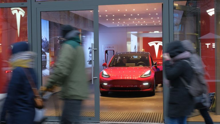 Le modèle 3 de Tesla est désormais uniquement disponible en ligne à un prix réduit de 35 000 $ (26 400 £).