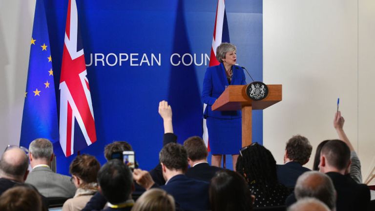 Theresa May prend la parole lors d'une conférence de presse au siège du Conseil de l'Union européenne à Bruxelles