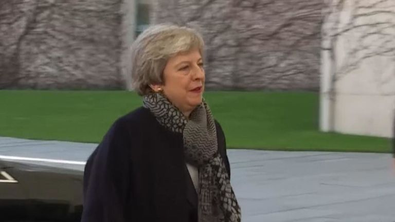 Theresa May arrive tôt pour rencontrer Merkel à Berlin