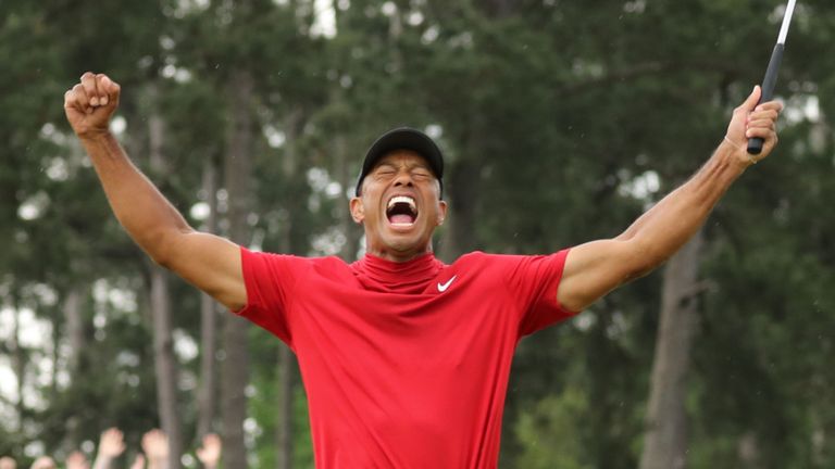 Woods célèbre sa victoire historique