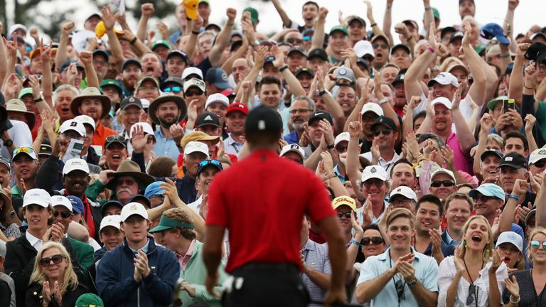 Les foules se sont rassemblées pour regarder Woods couler son putt final