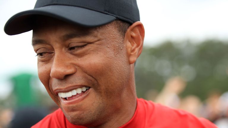 Augusta, Géorgie - 14 avril: Tiger Woods des États-Unis réagit alors qu'il sort du 18e trou après avoir remporté le Masters au Augusta National Golf Club le 14 avril 2019 à Augusta, en Géorgie. (Photo par Andrew Redington / Getty Images)
