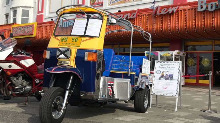Le tuk tuk sur le front de mer de Southend alors que les cousins ​​commençaient à collecter des fonds