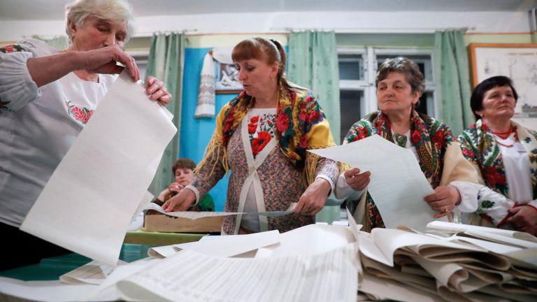 Les membres d'une commission électorale locale comptent les votes dans un bureau de vote à la suite d'une élection présidentielle à Rohatyn dans la région d'Ivano-Frankivsk, en Ukraine, le 31 mars 2019