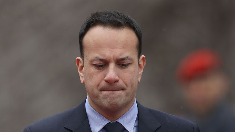 Le Premier ministre irlandais Leo Varadkar et la chancelière allemande Angela Merkel (non représentée) se préparent à réviser une garde d’honneur à l’arrivée de Varadkar à la Chancellerie le 20 mars 2018 à Berlin, en Allemagne.