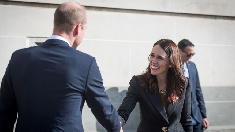 Le Prince William accueille la première ministre néo-zélandaise, Jacinda Ardern, lors d'une cérémonie organisée à l'occasion de la journée ANZAC à Auckland, en Nouvelle-Zélande, le 25 avril 2019. Mark Tantrum / Le gouvernement néo-zélandais / Document de travail