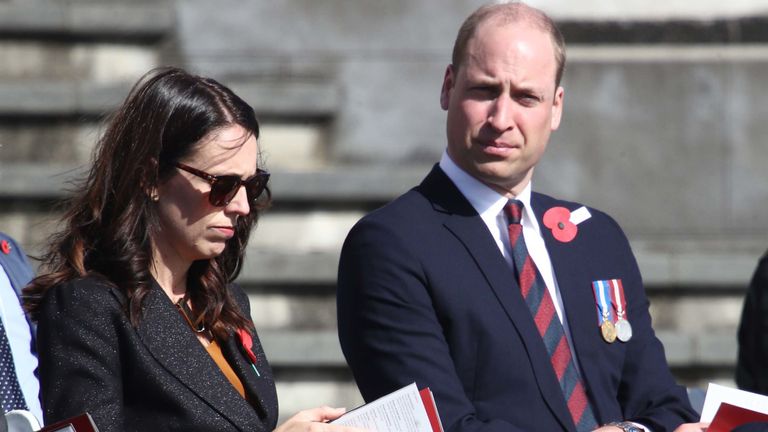 Le prince William, duc de Cambridge (R), assiste à la célébration du service civique de l'ANZAC avec la première ministre, Jacinda Ardern (à gauche) au Auckland War Memorial Museum le 25 avril 2019 à Auckland, en Nouvelle-Zélande