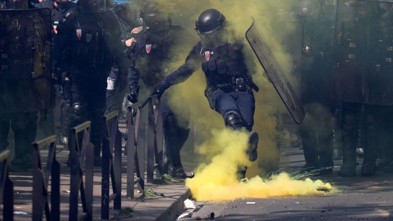 Des manifestants ont lancé des fusées éclairantes en réaction aux gaz lacrymogènes à Paris