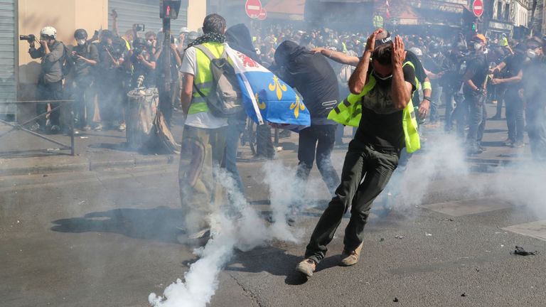 La police a tenté de disperser les manifestants avec du gaz lacrymogène