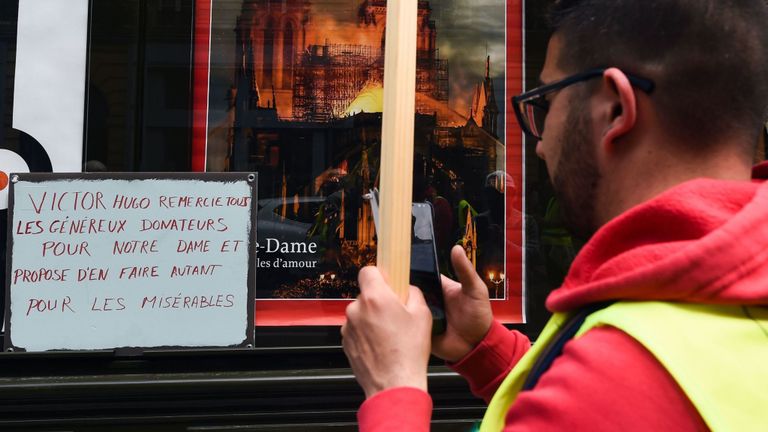 Les manifestants sont frustrés par le manque de réponse à leurs demandes, alors que d'énormes dons ont été envoyés à Notre Dame