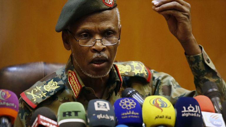 Le colonel général Omar Zein Abedeen a déclaré qu'Omar al-Bashir ne serait pas extradé