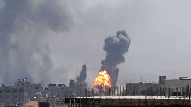 Une balle de feu est vue lors d'attaques aériennes israéliennes à Gaza samedi